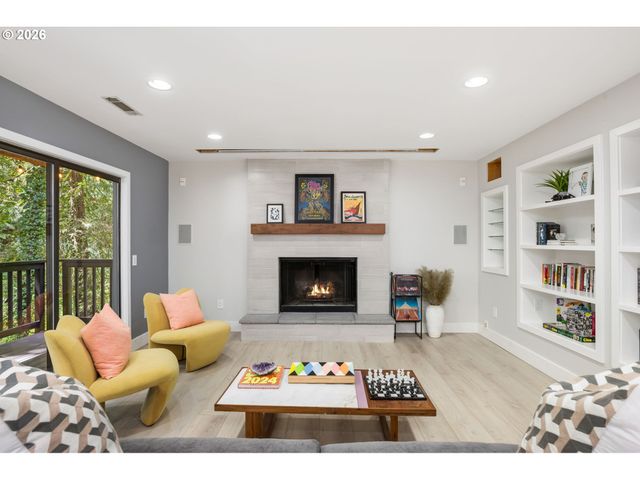 5833 Sw LANE Ct, Portland, OR 97221