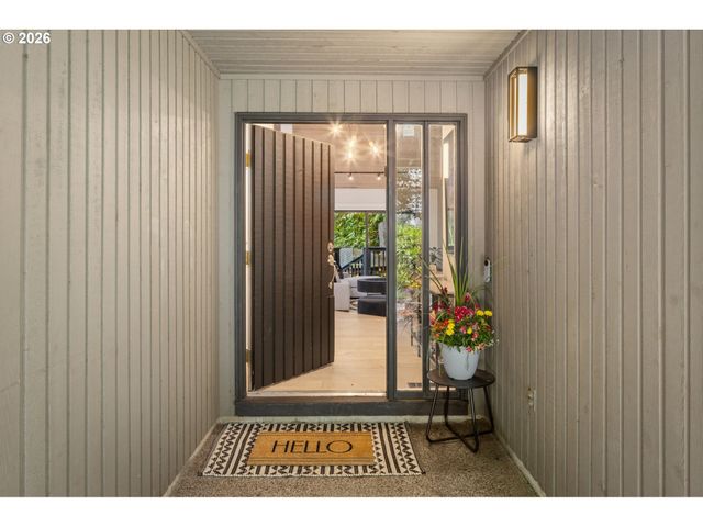 5833 Sw LANE Ct, Portland, OR 97221