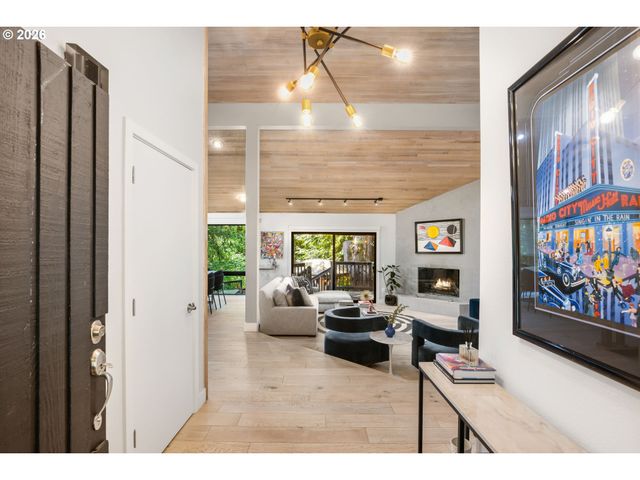 5833 Sw LANE Ct, Portland, OR 97221