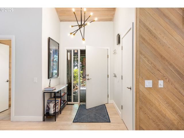 5833 Sw LANE Ct, Portland, OR 97221
