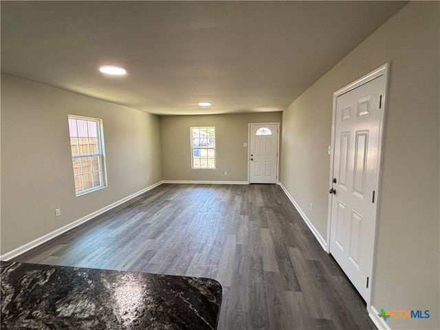 704 E 5th Street, Nixon, TX 78140