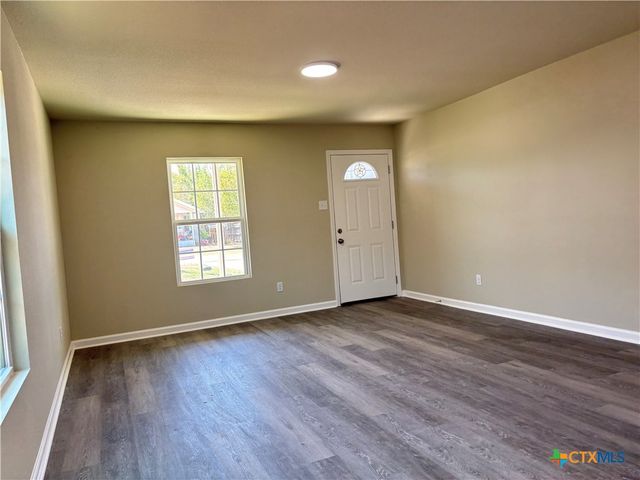 704 E 5th Street, Nixon, TX 78140