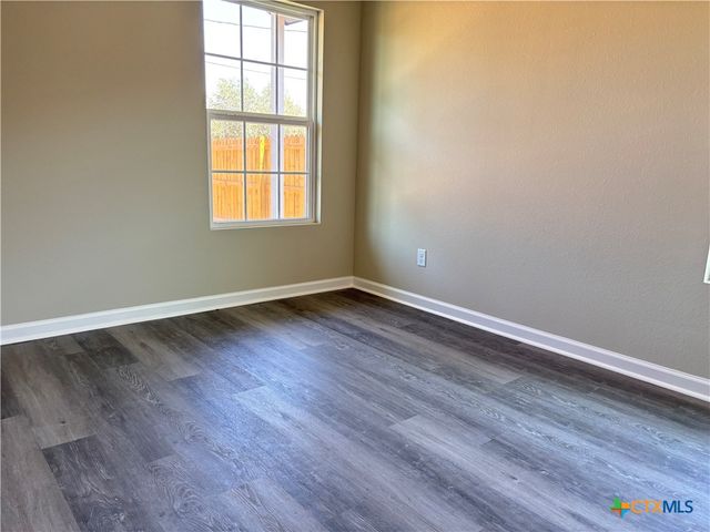 704 E 5th Street, Nixon, TX 78140