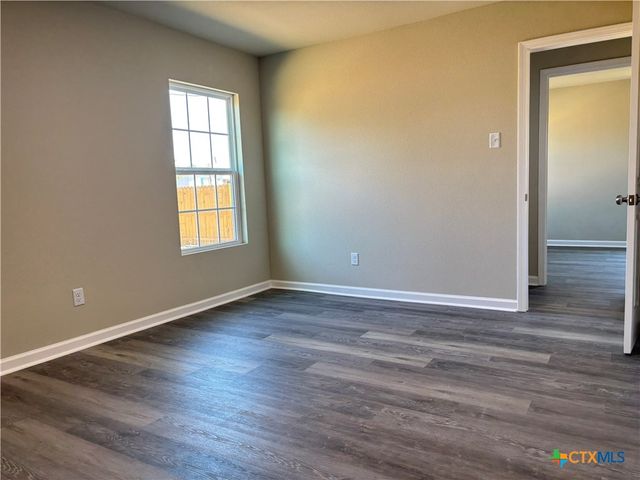 704 E 5th Street, Nixon, TX 78140