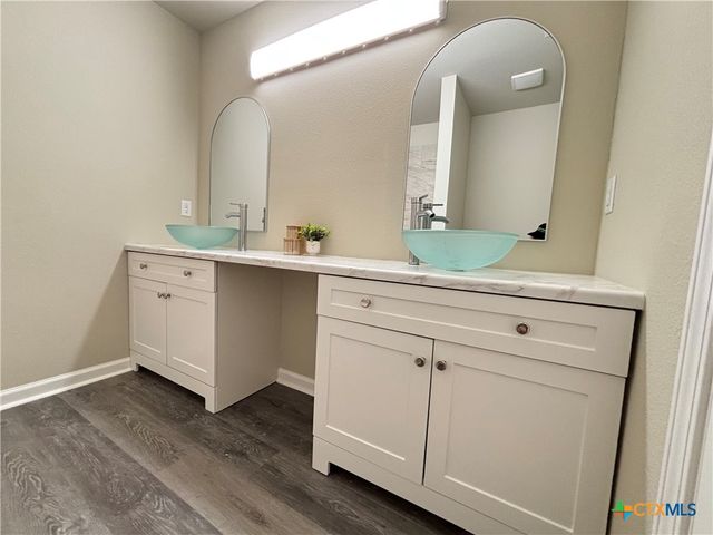 704 E 5th Street, Nixon, TX 78140