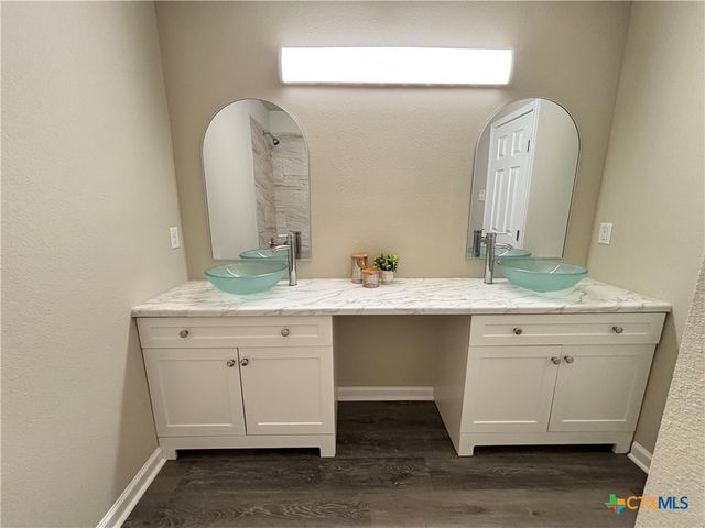 704 E 5th Street, Nixon, TX 78140