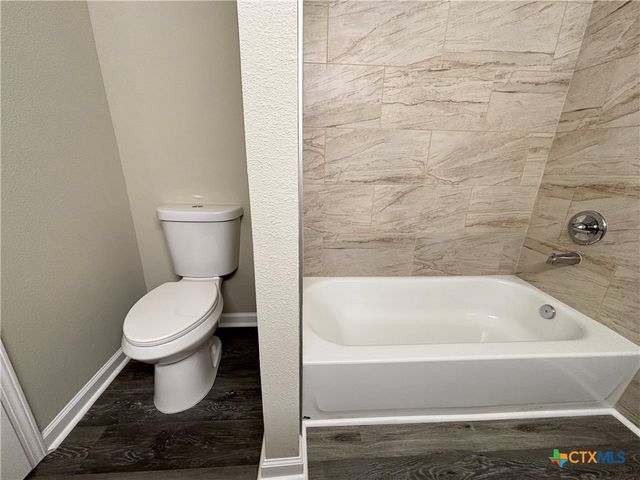 704 E 5th Street, Nixon, TX 78140