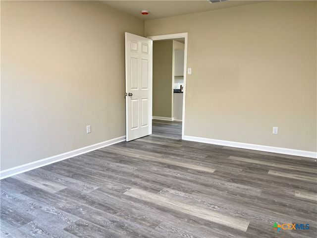 704 E 5th Street, Nixon, TX 78140