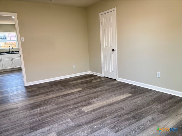 704 E 5th Street, Nixon, TX 78140