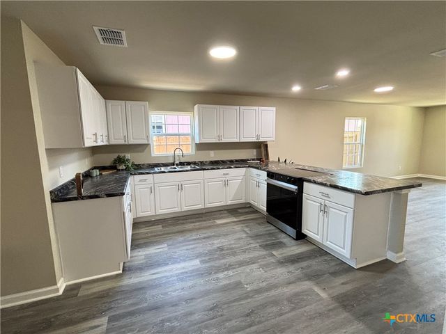 704 E 5th Street, Nixon, TX 78140