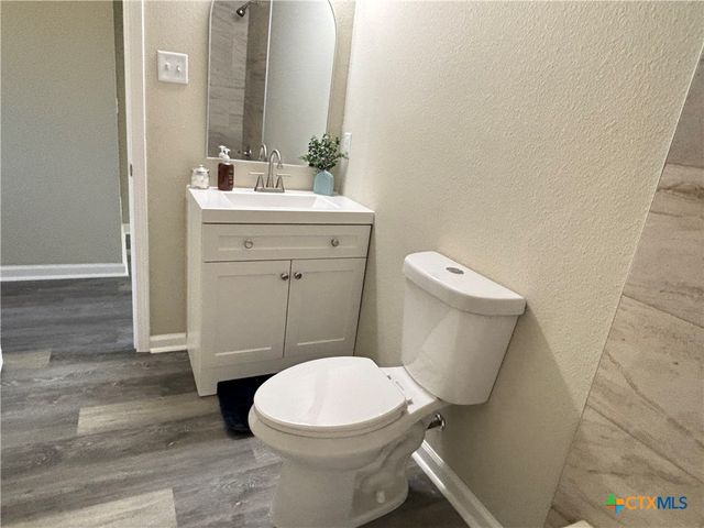 704 E 5th Street, Nixon, TX 78140