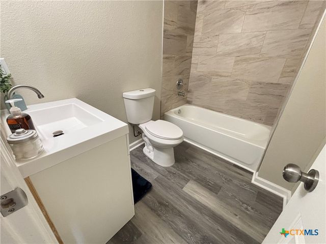 704 E 5th Street, Nixon, TX 78140