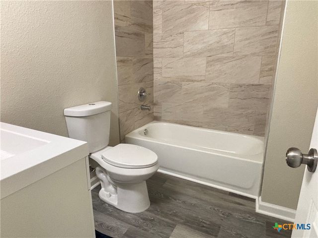 704 E 5th Street, Nixon, TX 78140