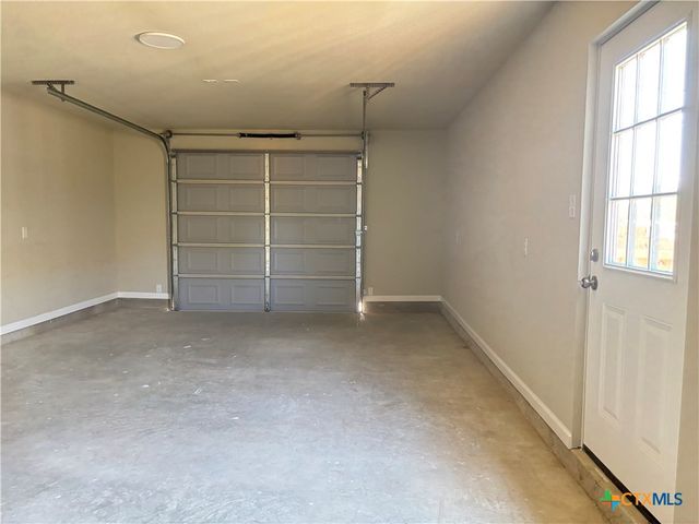 704 E 5th Street, Nixon, TX 78140