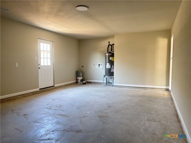 704 E 5th Street, Nixon, TX 78140