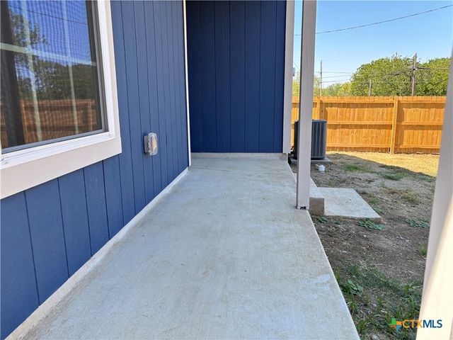 704 E 5th Street, Nixon, TX 78140