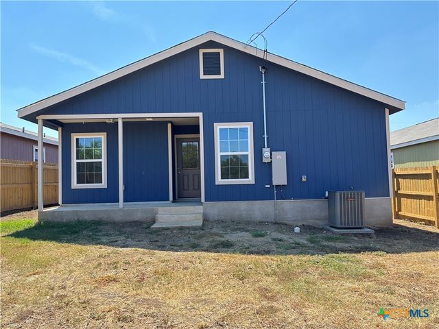 704 E 5th Street, Nixon, TX 78140