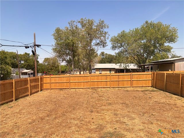 704 E 5th Street, Nixon, TX 78140