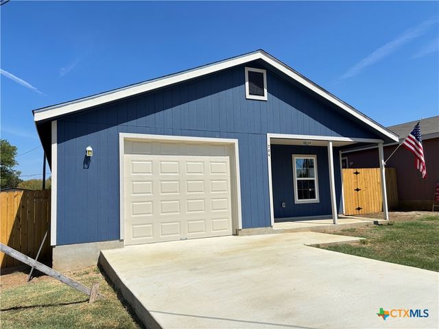 704 E 5th Street, Nixon, TX 78140