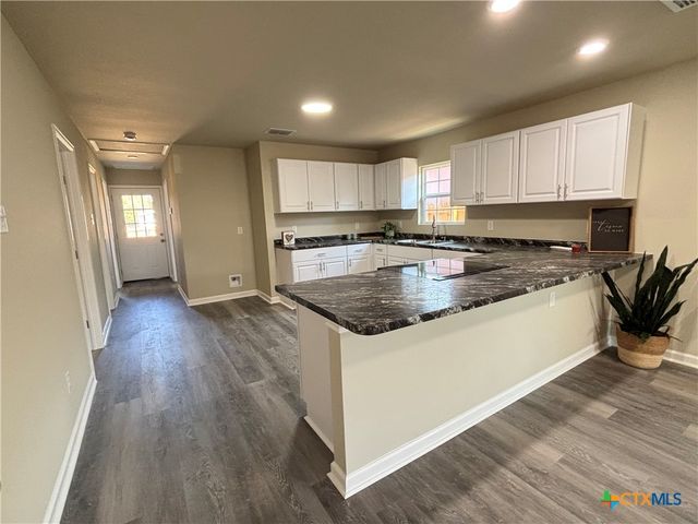 704 E 5th Street, Nixon, TX 78140