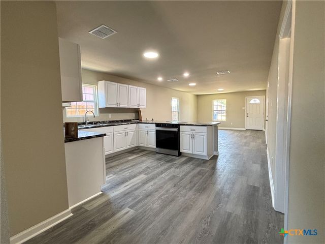 704 E 5th Street, Nixon, TX 78140