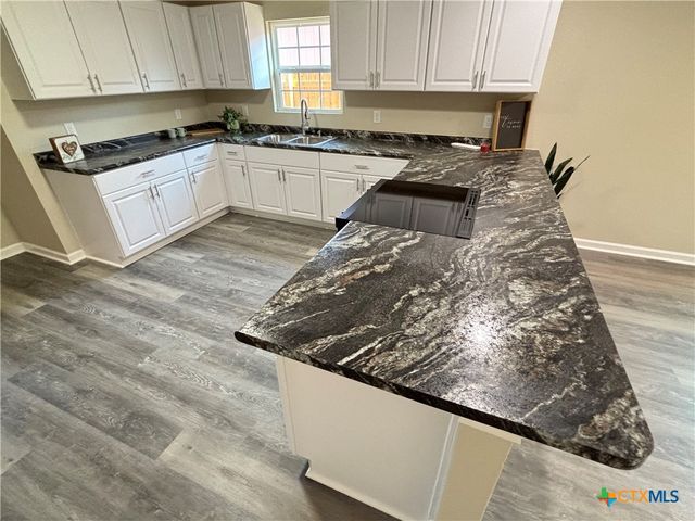 704 E 5th Street, Nixon, TX 78140