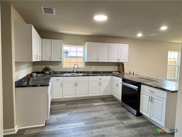 704 E 5th Street, Nixon, TX 78140