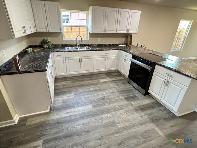 704 E 5th Street, Nixon, TX 78140