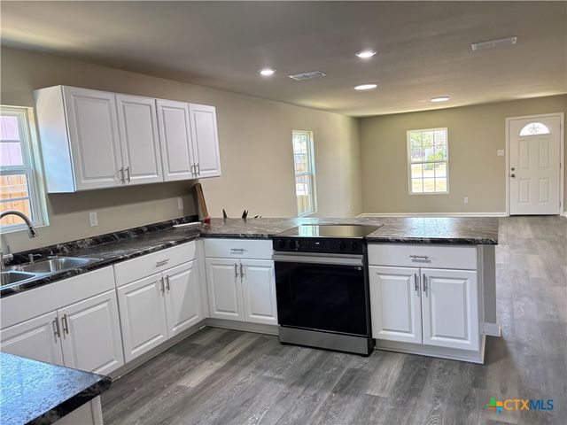 704 E 5th Street, Nixon, TX 78140