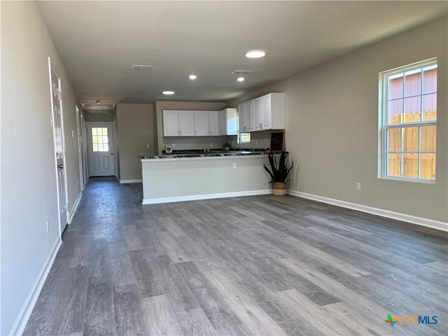 704 E 5th Street, Nixon, TX 78140