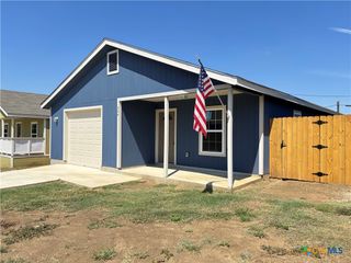 704 E 5th Street, Nixon, TX 78140