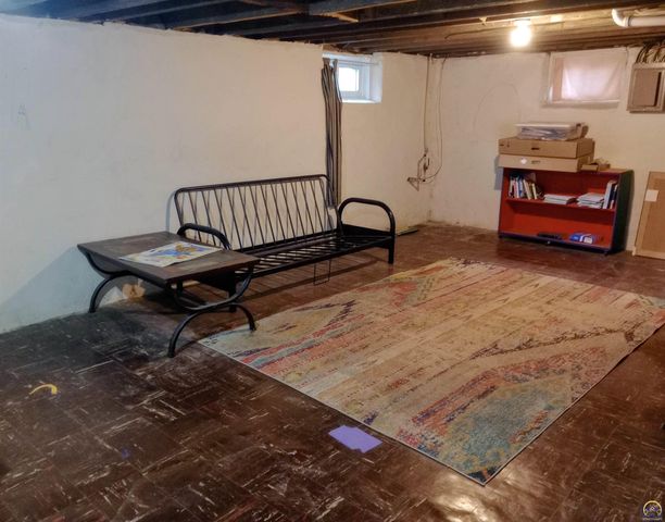220 NE Lyman RD, Topeka, KS 66608