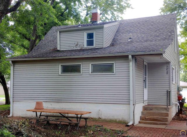220 NE Lyman RD, Topeka, KS 66608