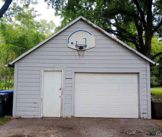 220 NE Lyman RD, Topeka, KS 66608