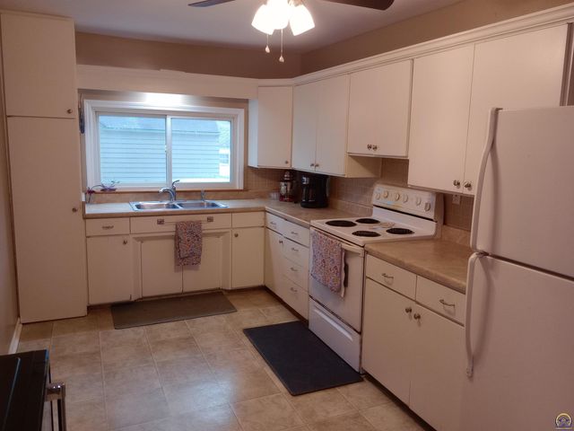 220 NE Lyman RD, Topeka, KS 66608