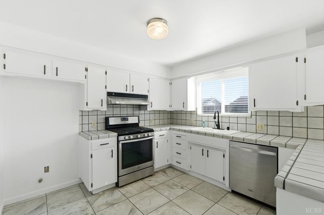 1165 S 12th Ave, Hanford, CA 93230