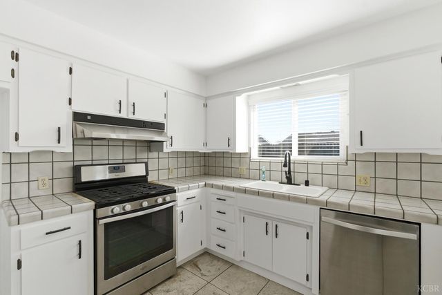 1165 S 12th Ave, Hanford, CA 93230