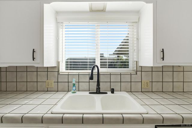 1165 S 12th Ave, Hanford, CA 93230