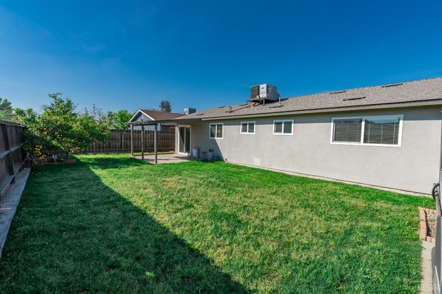 1165 S 12th Ave, Hanford, CA 93230