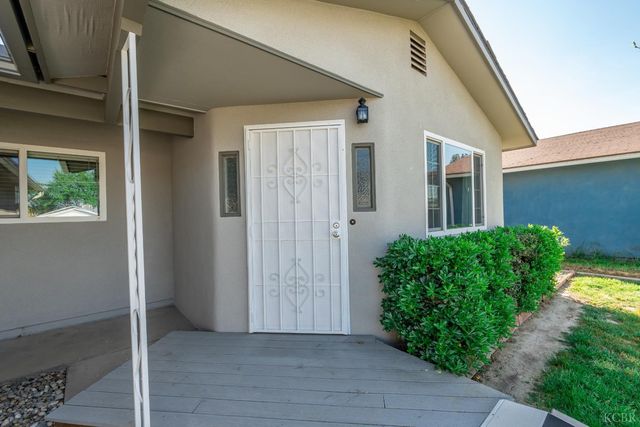 1165 S 12th Ave, Hanford, CA 93230