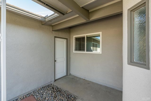 1165 S 12th Ave, Hanford, CA 93230