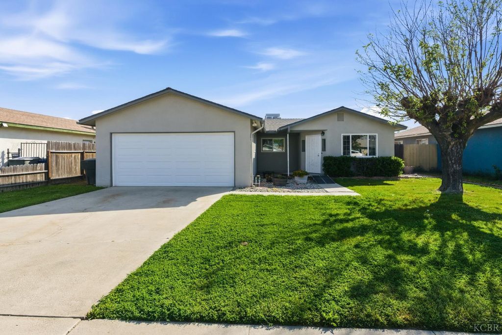 1165 S 12th Ave, Hanford, CA 93230