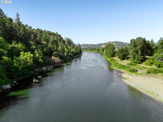 790 TRANQUIL Ln, Roseburg, OR 97471