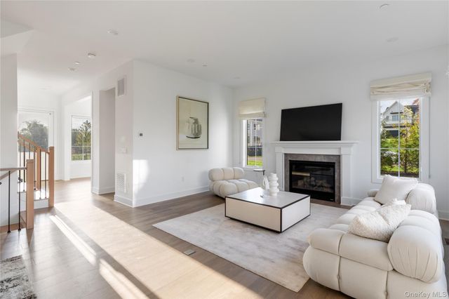 1 Sequoia Circle, Manhasset, NY 11030