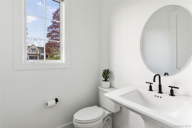 1 Sequoia Circle, Manhasset, NY 11030