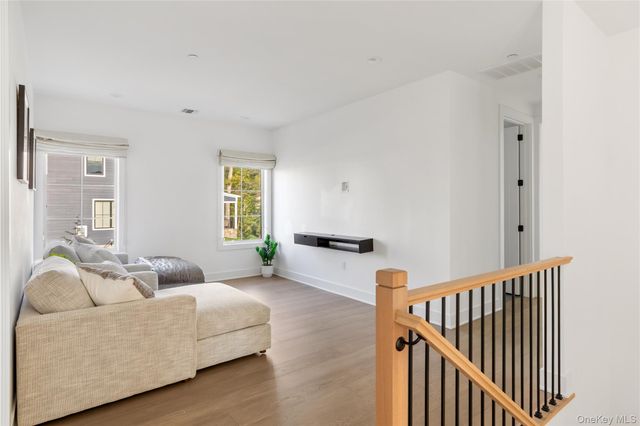 1 Sequoia Circle, Manhasset, NY 11030