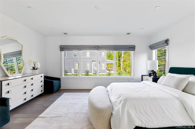 1 Sequoia Circle, Manhasset, NY 11030