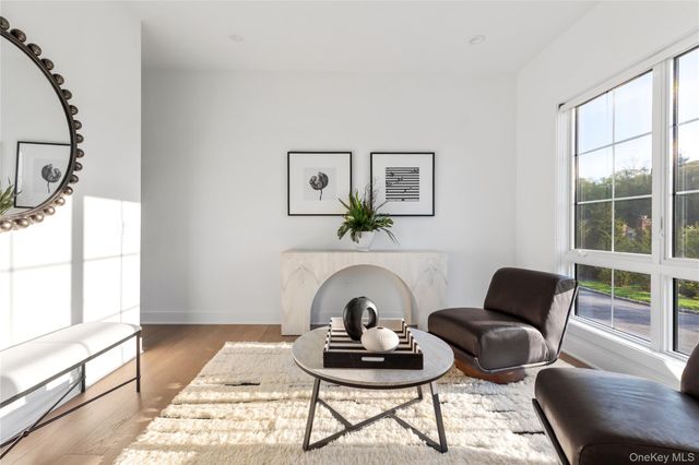 1 Sequoia Circle, Manhasset, NY 11030