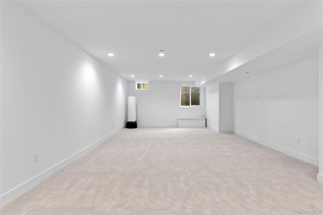 1 Sequoia Circle, Manhasset, NY 11030