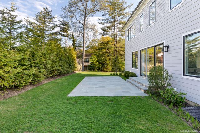 1 Sequoia Circle, Manhasset, NY 11030